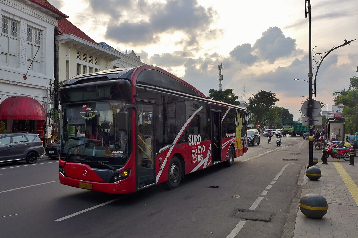 Bus Suroboyo berhenti di halte Jalan Rajawali.