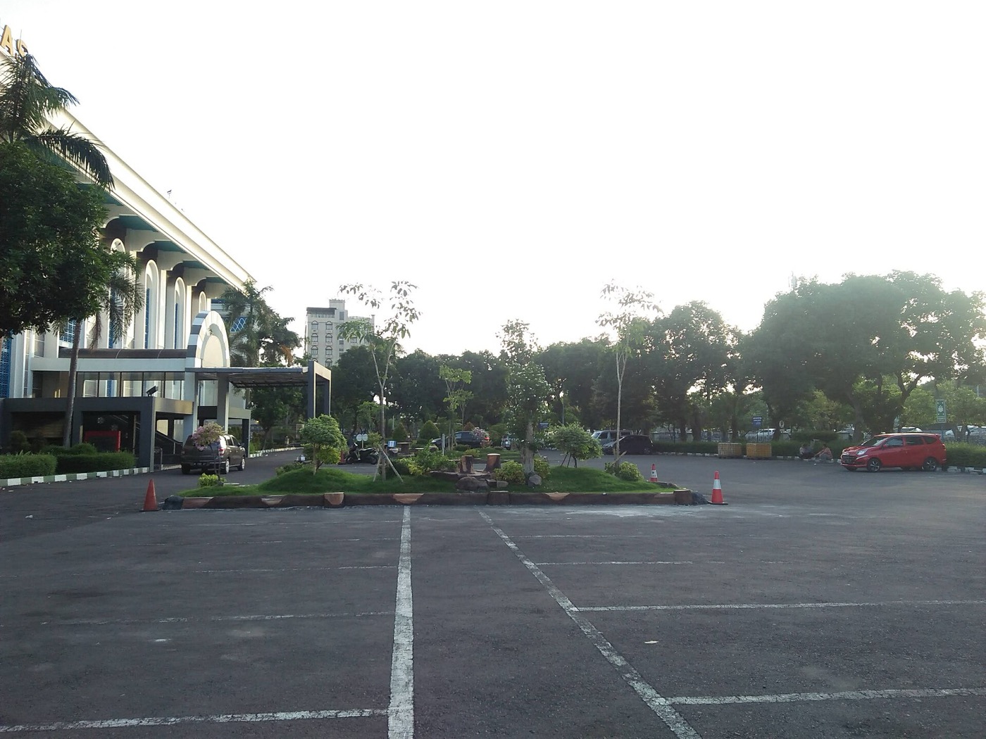 Masjid Nasional Al-Akbar Surabaya di sore hari.