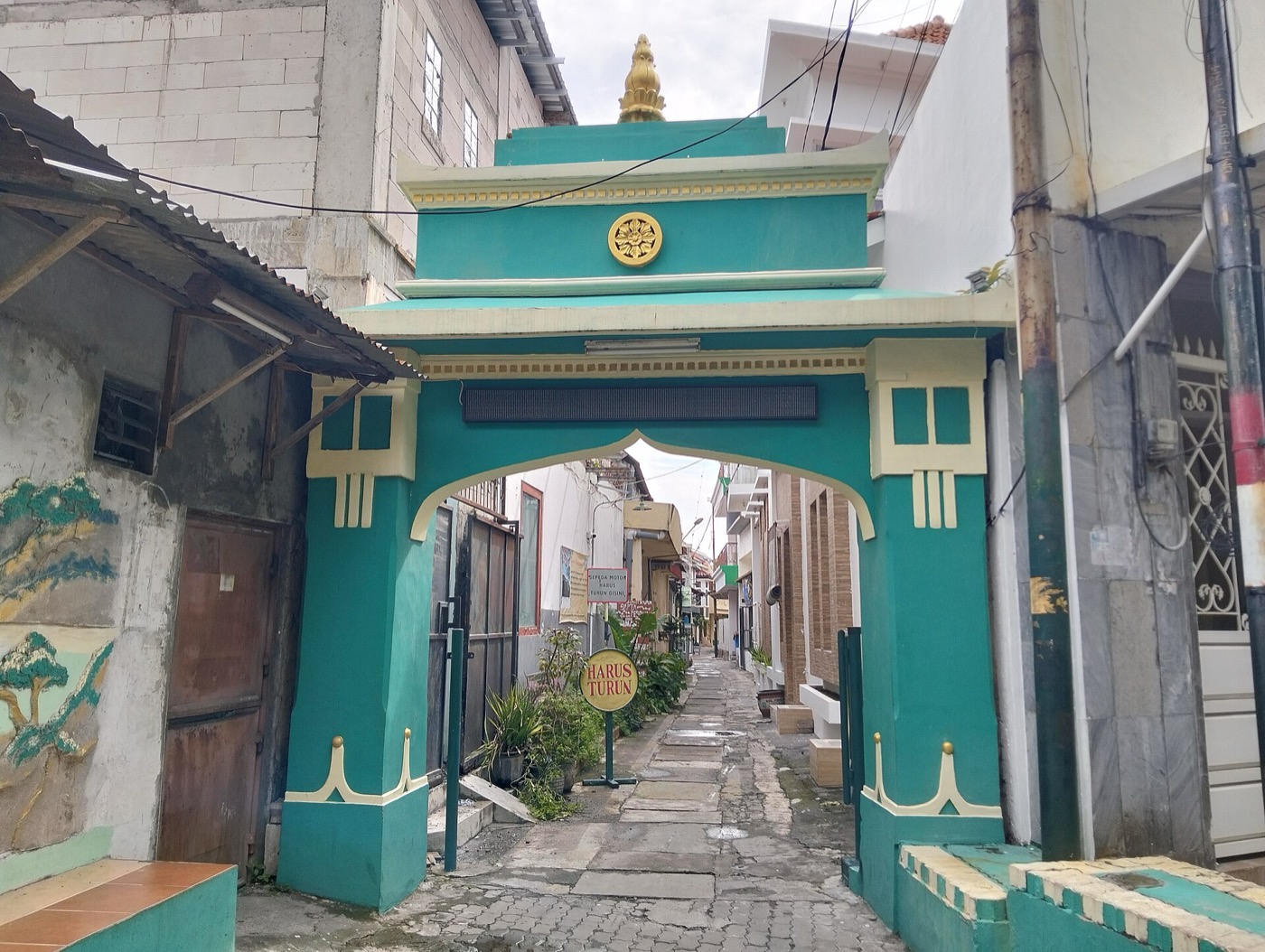 Gapura kampung Peneleh dengan mural dinding di pagi hari.