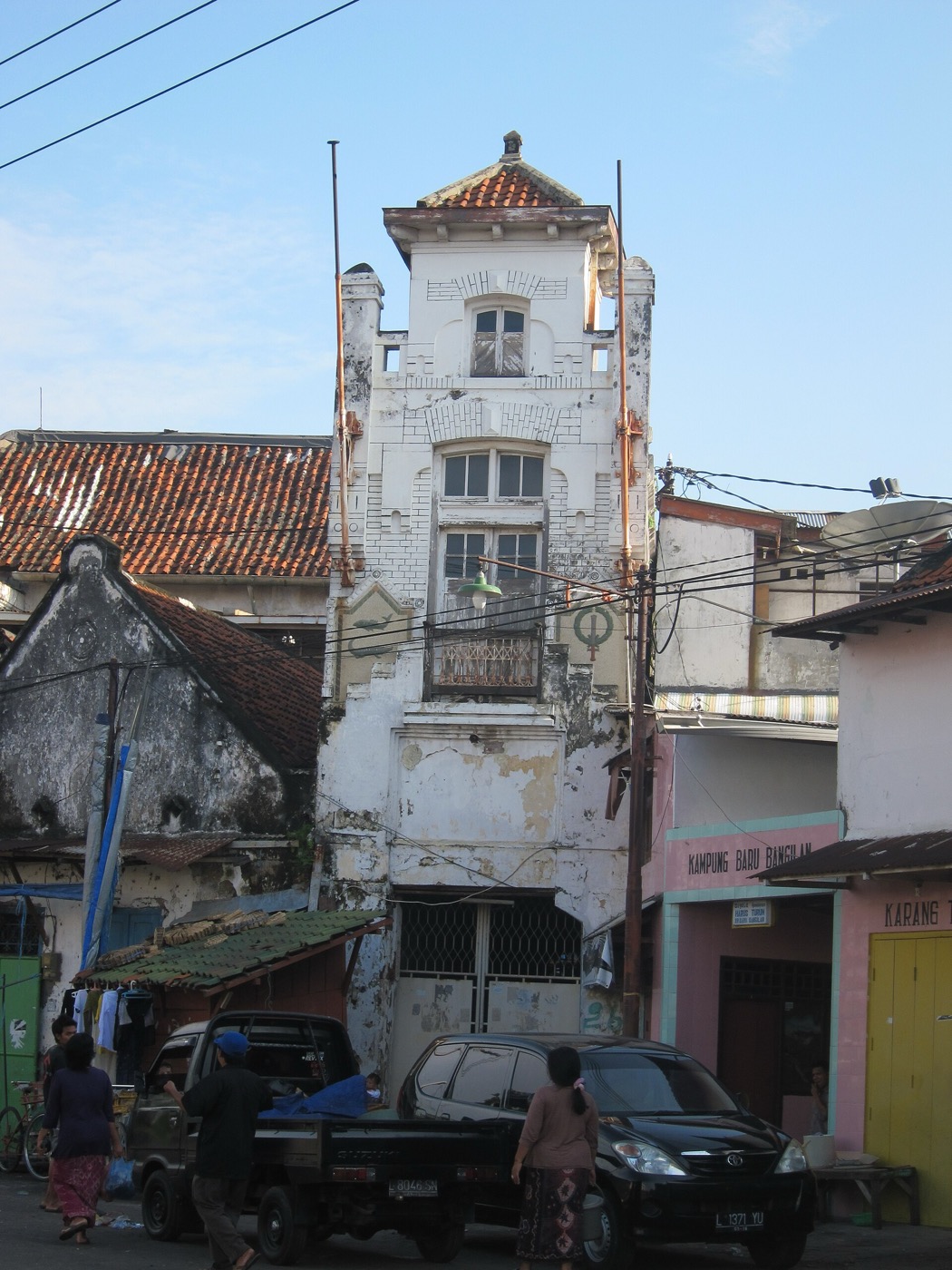 Sungai Kalimas dengan latar Menara Syahbandar di sore hari.