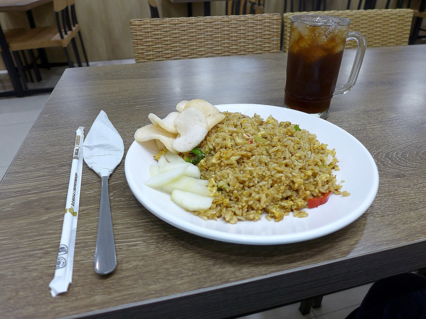 Nasi goreng dengan telur dan bawang goreng di atas piring.